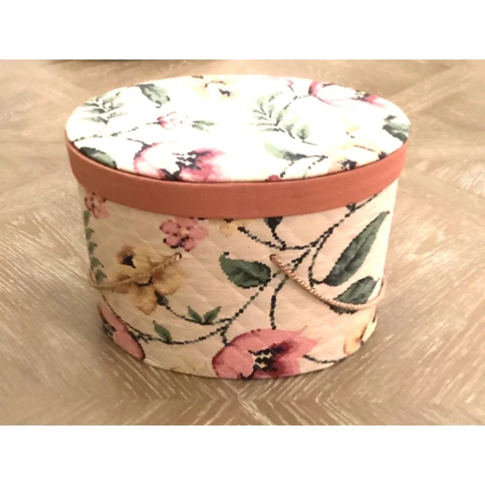 VINTAGE DREAM HOUSE CLOSET/SEWING ACCESSORIES JAYHAWK NY BOX IN QUILTED FLORAL